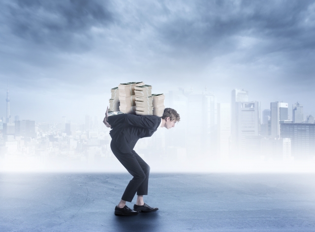 お金の上でうなだれる。匝瑳市の司法書士や弁護士に無料で相談できます