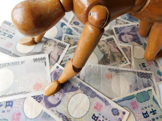 お金の上でうなだれる。宮古市の司法書士や弁護士に無料で相談できます